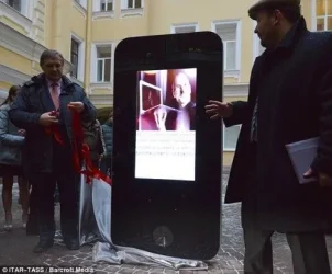 $jobs_russia_iphone_sculpture-500x414.webp
